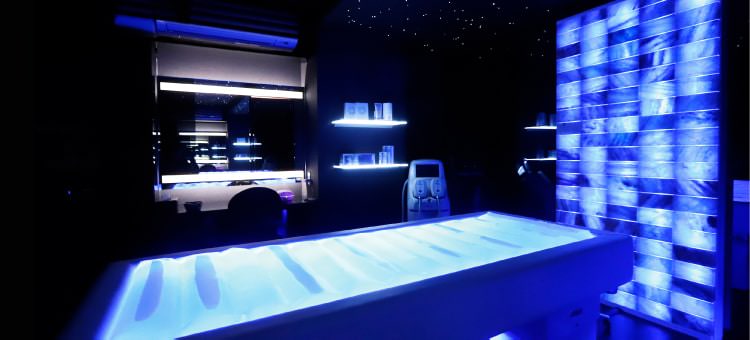 海外直輸入のウォーターベッド、クロモテラピーを全室完備